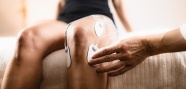 Adhésif structural Dymax 2021-MW pour l'assemblage de dispositifs médicaux portables, comme illustré sur le genou d'un patient